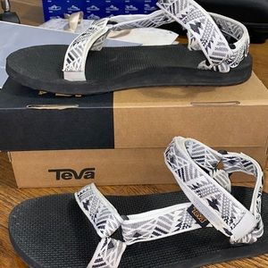 Size 9 tevas universal style